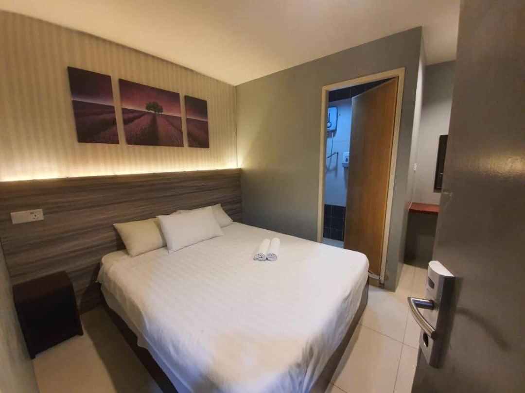 One Point Hotel Kuching Esterno foto
