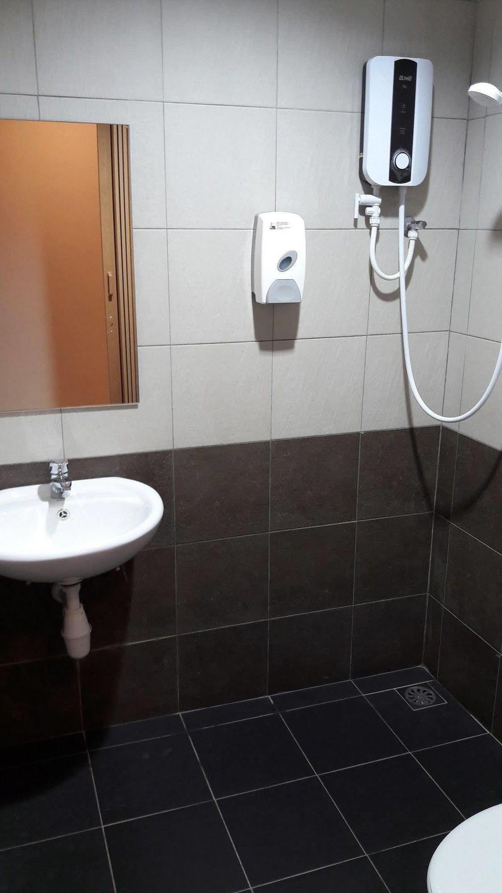 One Point Hotel Kuching Esterno foto