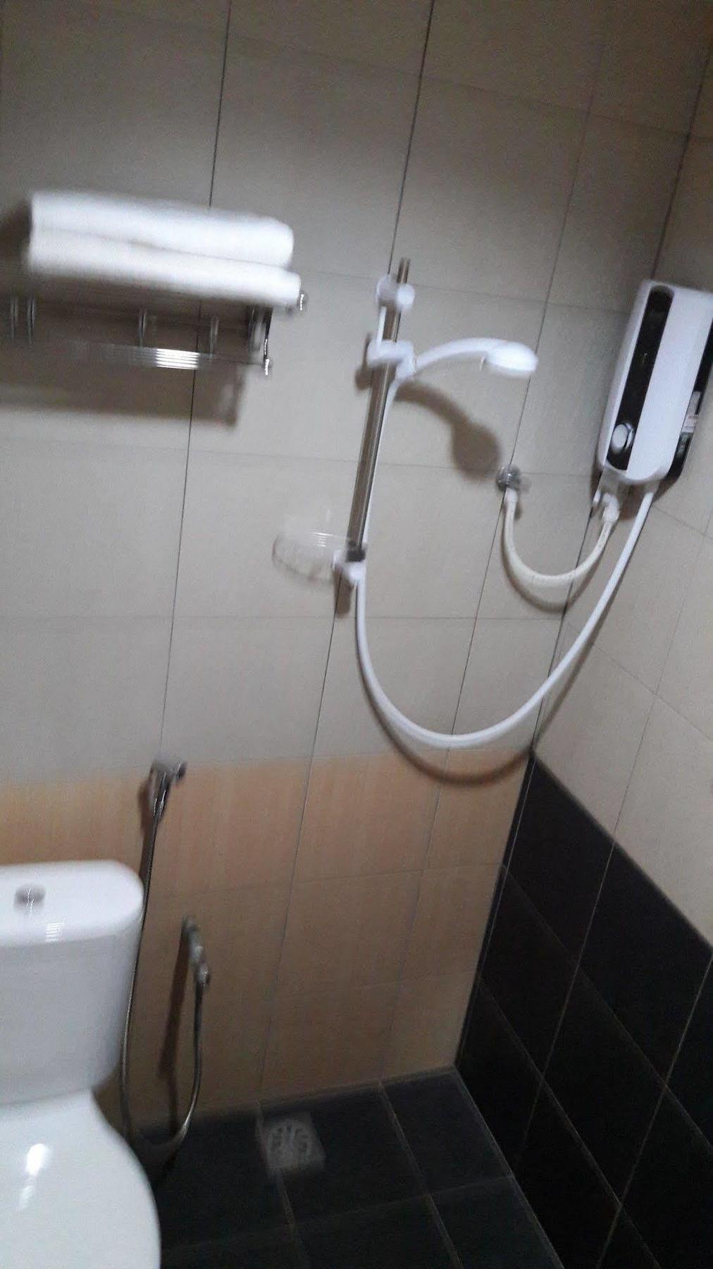 One Point Hotel Kuching Esterno foto