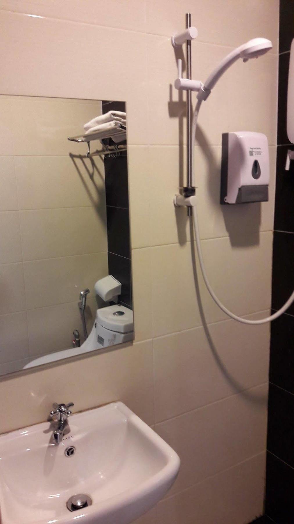 One Point Hotel Kuching Esterno foto