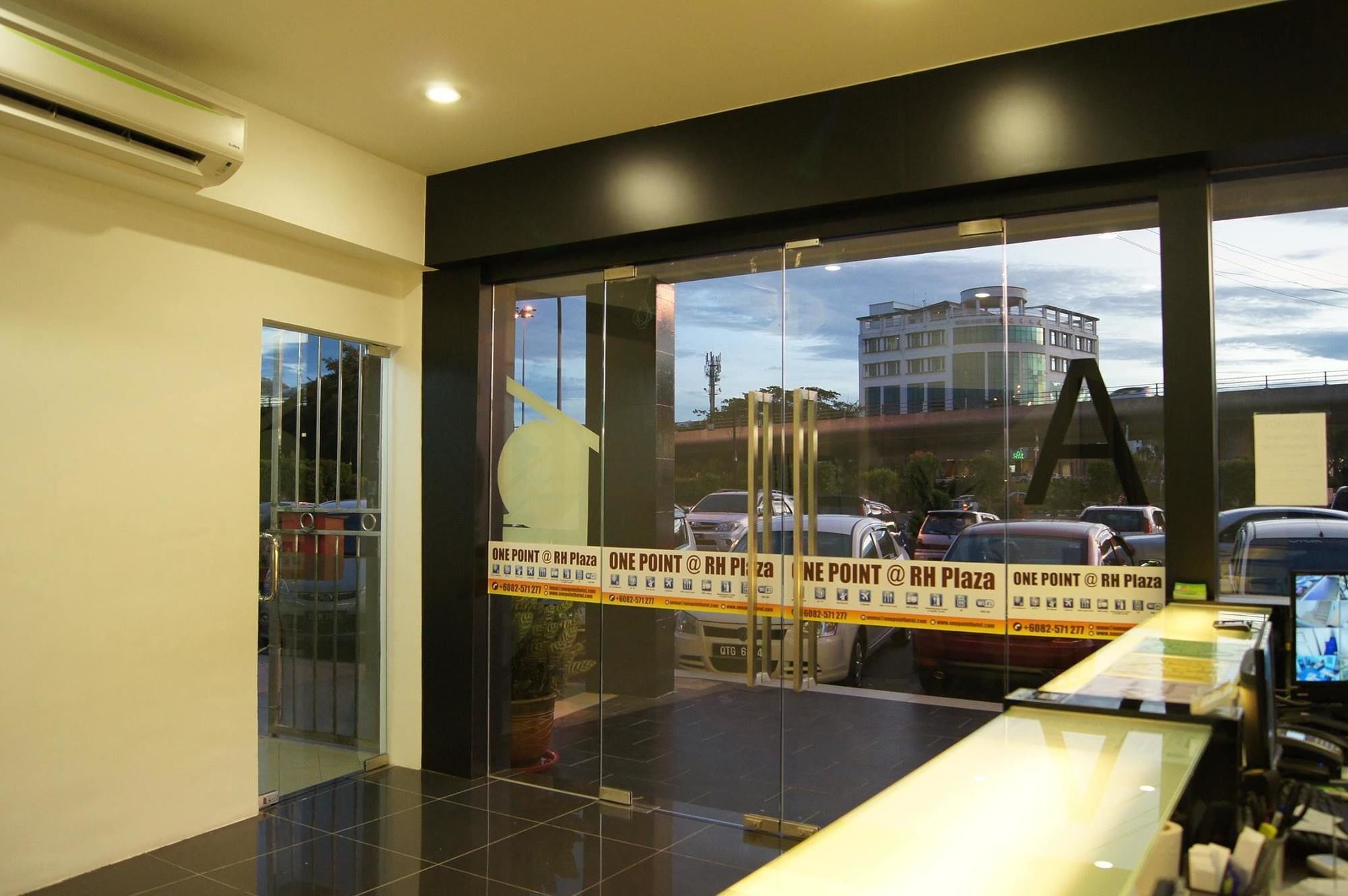One Point Hotel Kuching Esterno foto